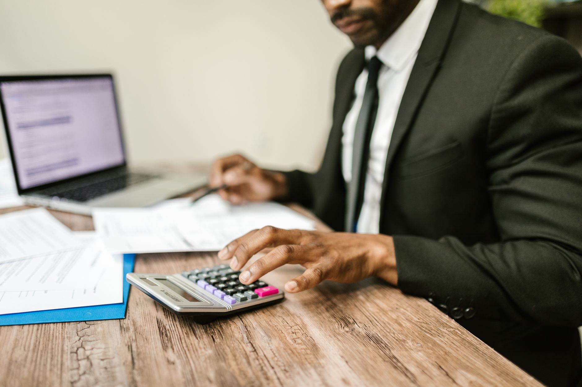 Calculadora e documentos usados para calcular salário e direitos trabalhistas