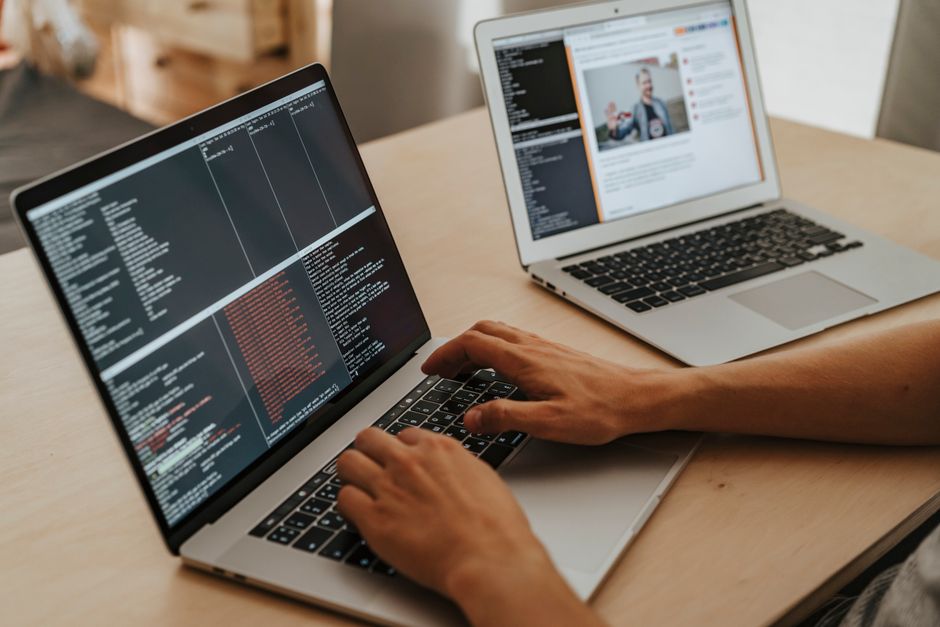 Trabalhador acompanhando pedido de seguro-desemprego no notebook