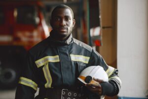 Bombeiro civil terceirizado em uniforme profissional