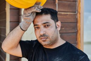 Trabalhador da construção civil em ambiente de trabalho informal