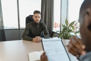 Entrevista de emprego em escritório, candidato sentado diante do recrutador