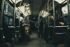 Trabalhador no transporte público indo para o trabalho (1)