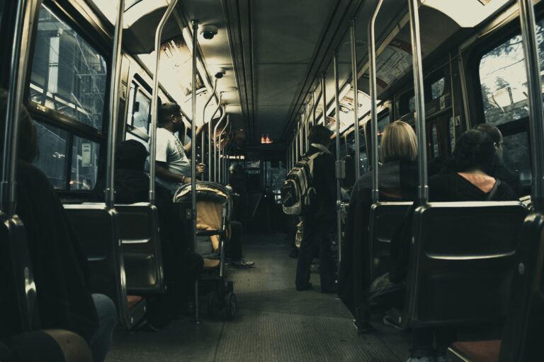 Trabalhador no transporte público indo para o trabalho (1)