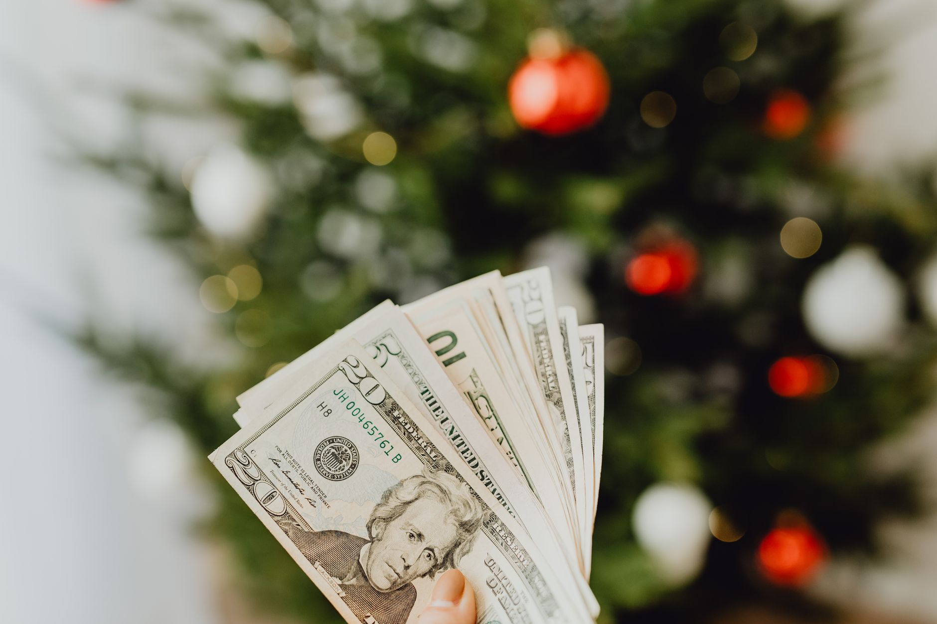 Dinheiro e economias para o pagamento do 13º salário