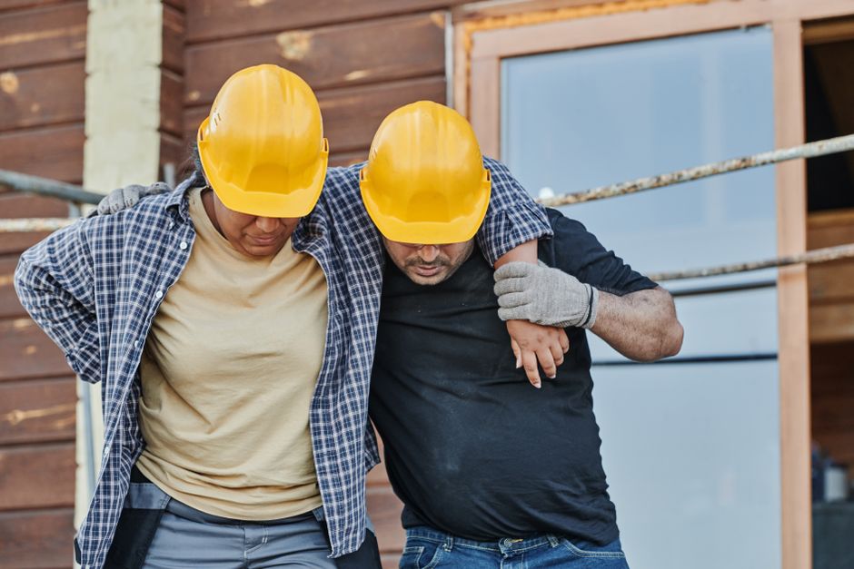 Trabalhador machucado com capacete após acidente de trabalho