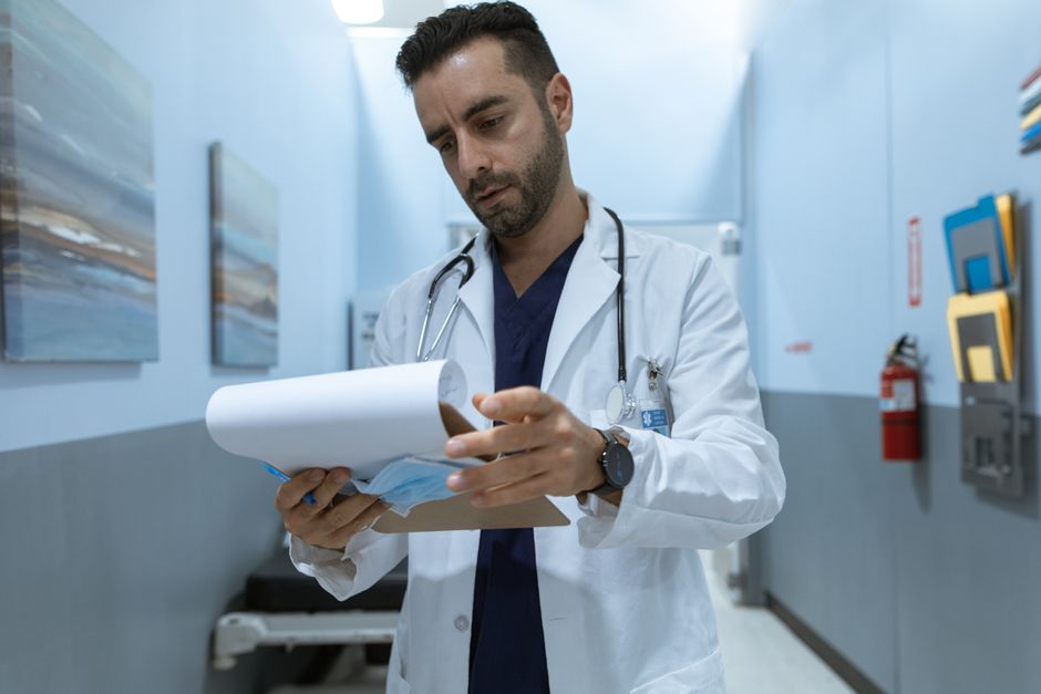 Médico preenchendo atestado para trabalhador após acidente de trabalho