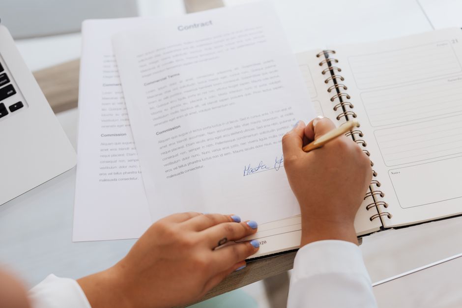 Pessoa assinando documento de rescisão de contrato de trabalho