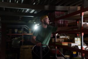 Trabalhador em turno da noite em galpão