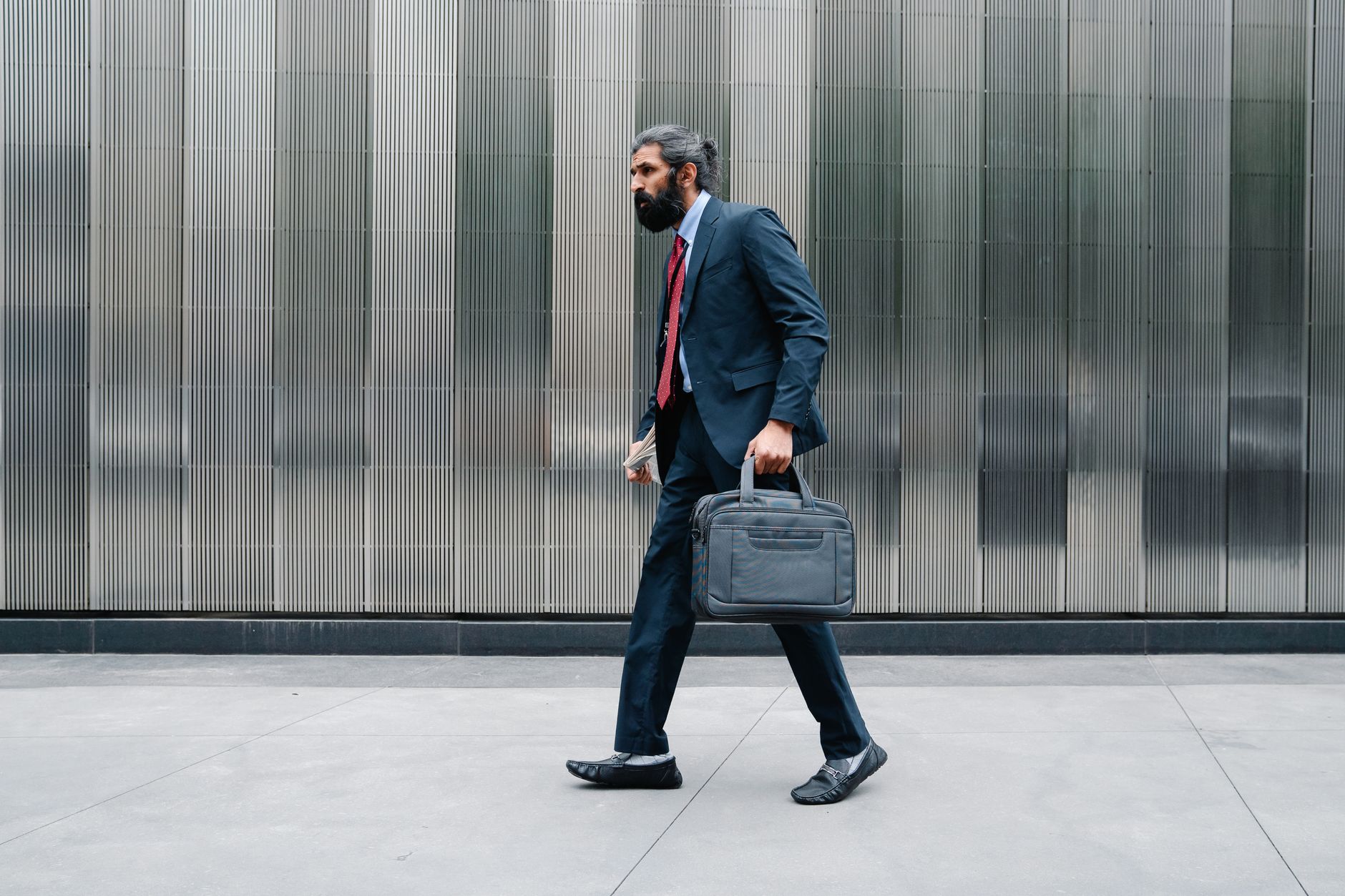 Trabalhador com mala caminhando em direção a nova cidade após transferência