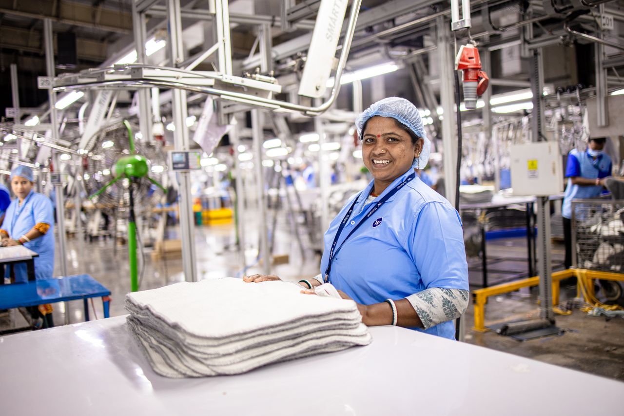 Trabalhadora de atendimento sorrindo em ambiente de trabalho