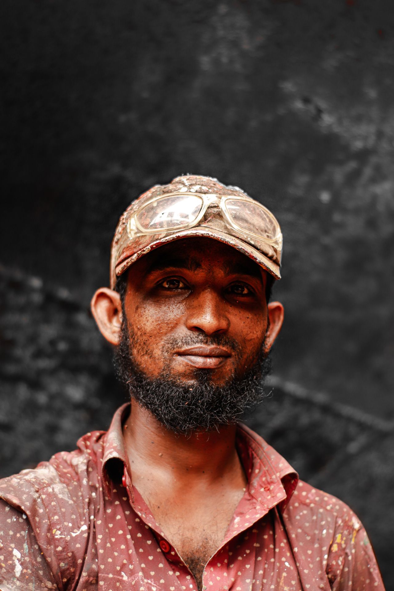 Retrato de trabalhador, representando milhares de brasileiros que dependem do salário