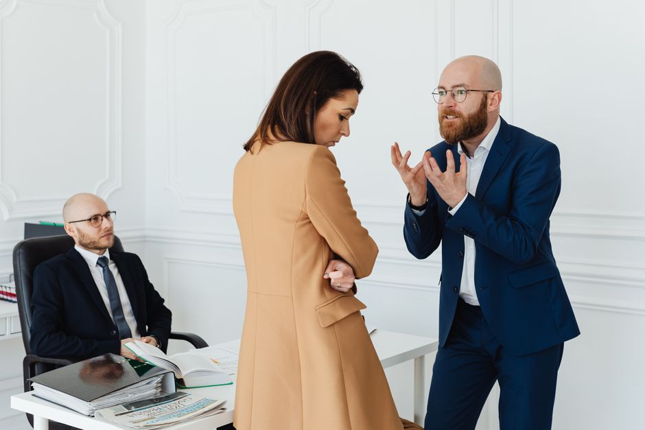 Conflito entre gestor e funcionário no ambiente de trabalho