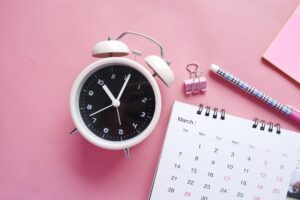 Relógio e calendário representando banco de horas