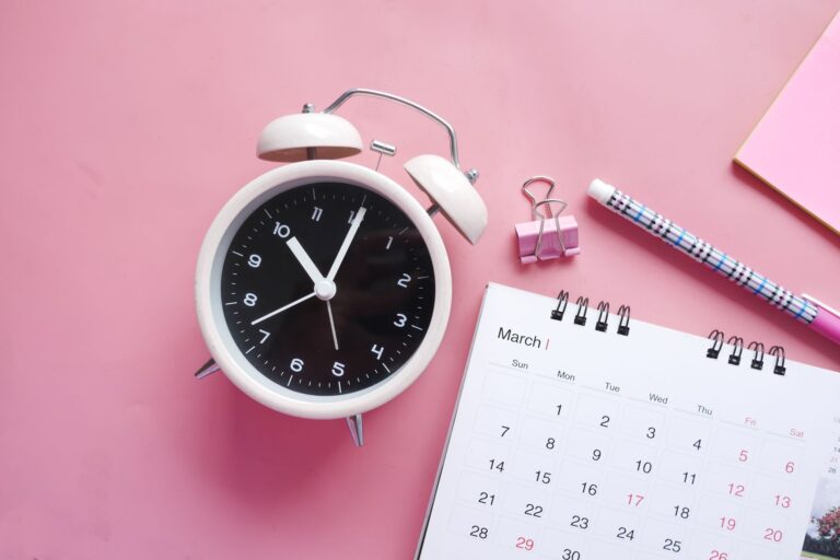 Relógio e calendário representando banco de horas