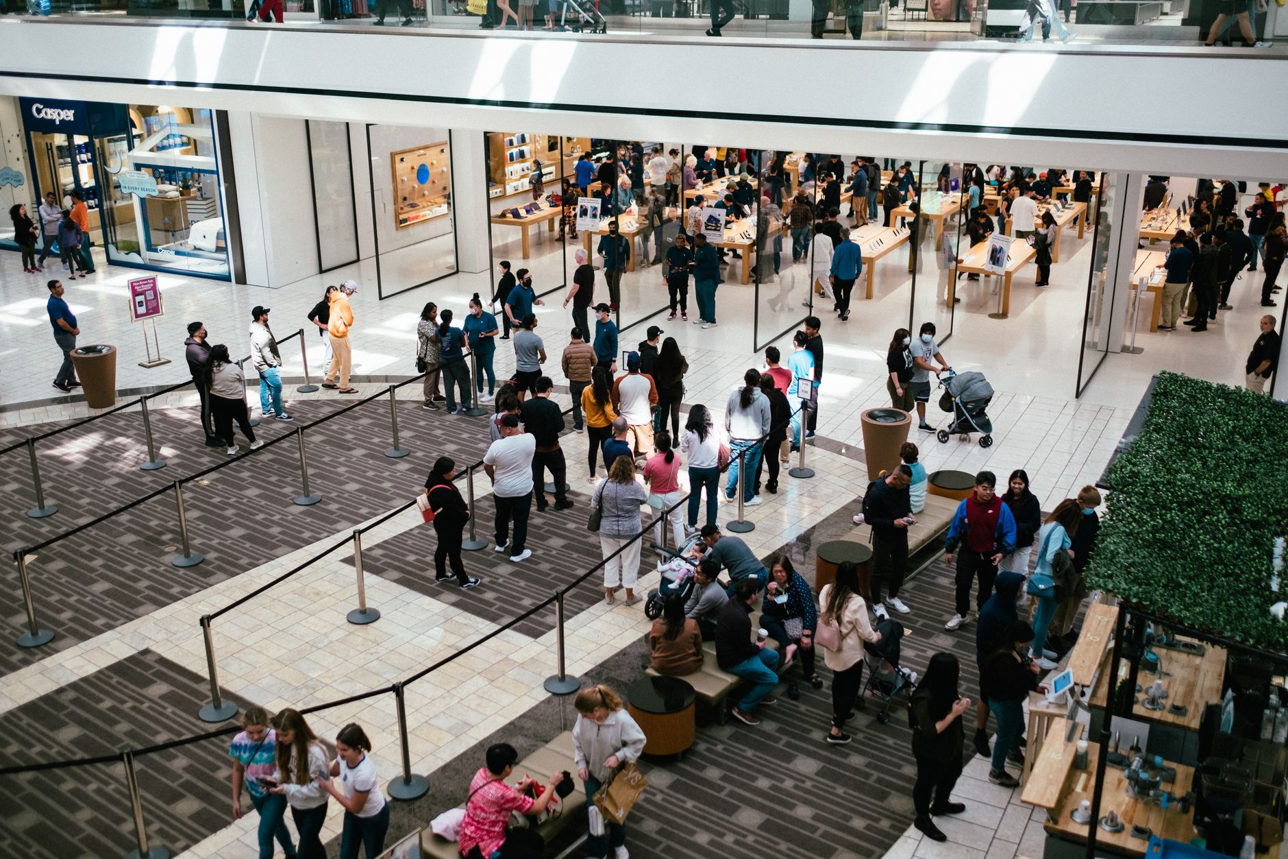 Movimento de clientes em shopping durante promoções