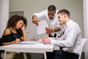 Chefe discutindo com funcionário no escritório