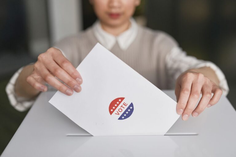 Pessoa depositando o voto na urna em dia de eleição