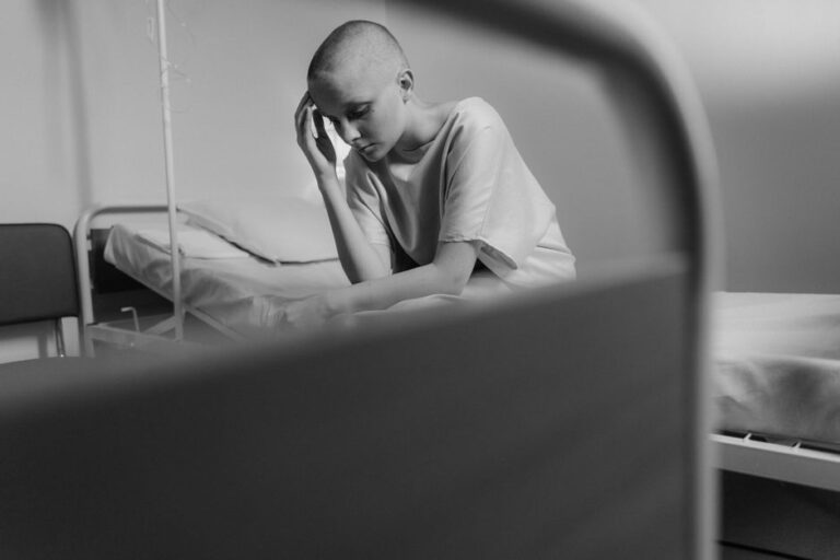 Mulher em ambiente hospitalar em fotografia em preto e branco