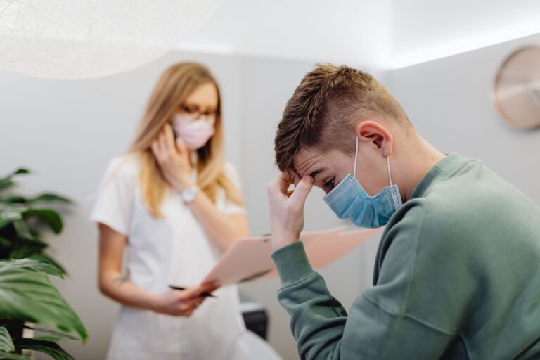 Paciente preocupada conversando com profissional de saúde em consultório