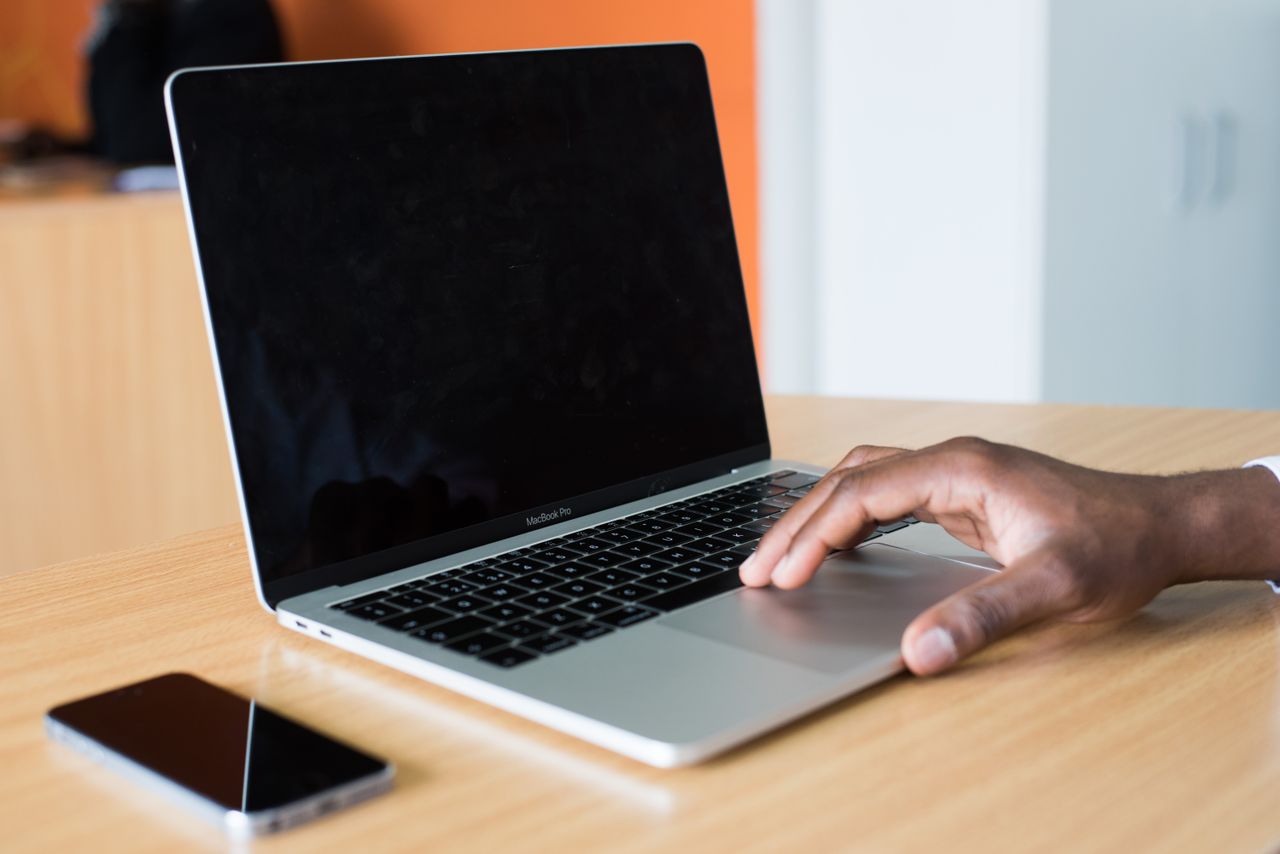 Trabalhador ao notebook pesquisando seus direitos após a demissão