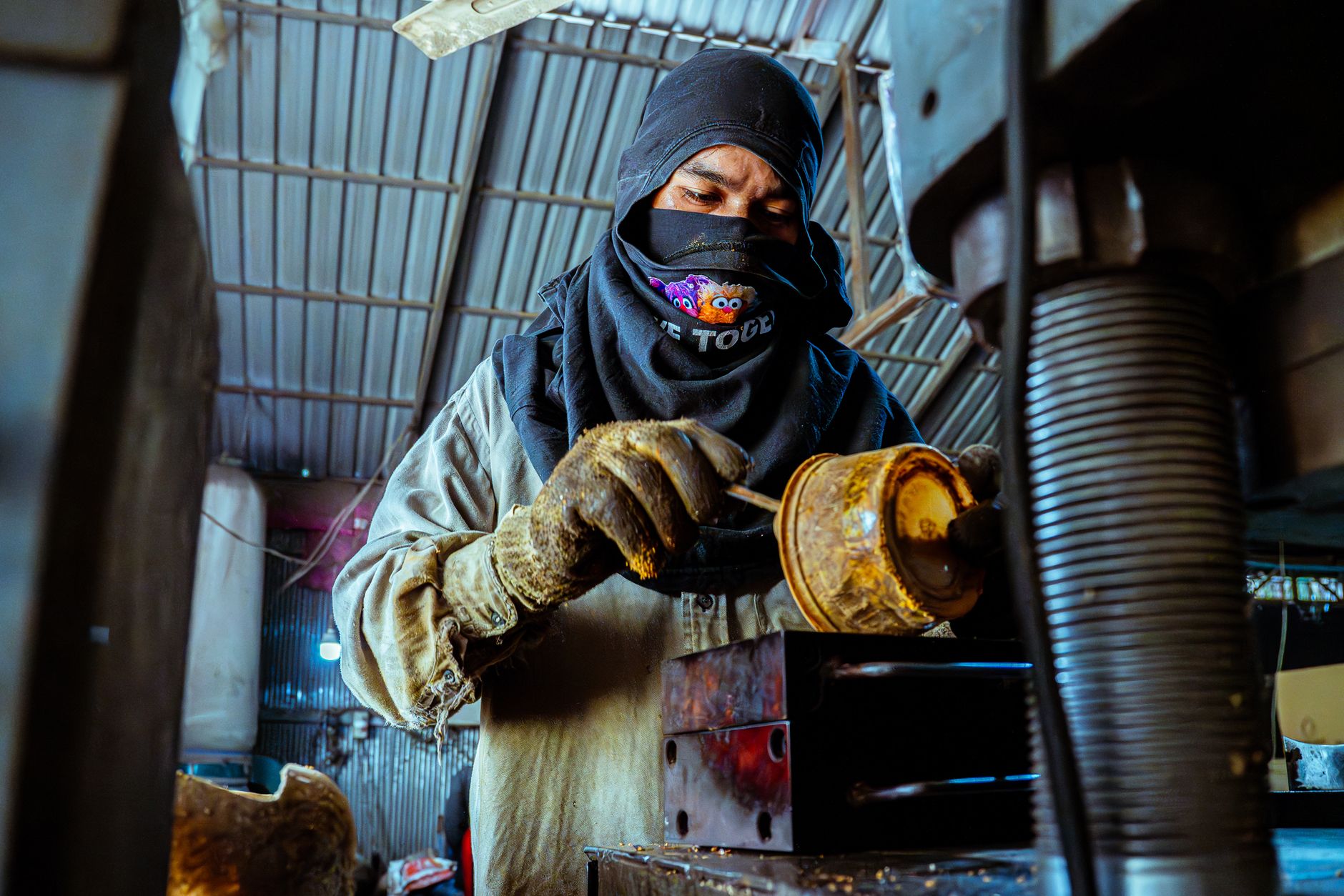 Trabalhador segurando ferramenta quebrada no trabalho