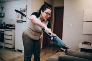 Trabalhadora doméstica realizando limpeza em residência