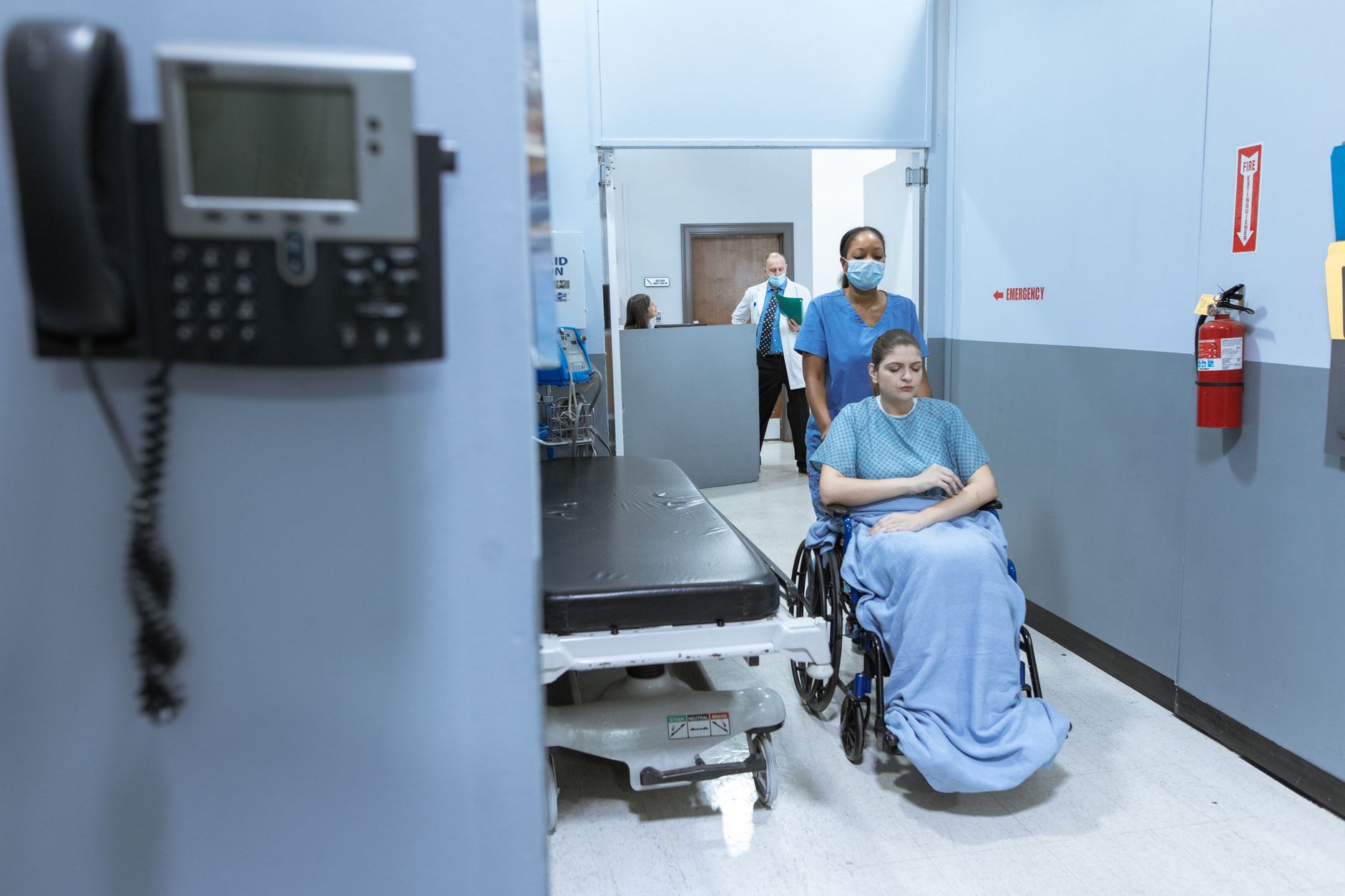 Profissional de saúde em corredor de hospital durante plantão