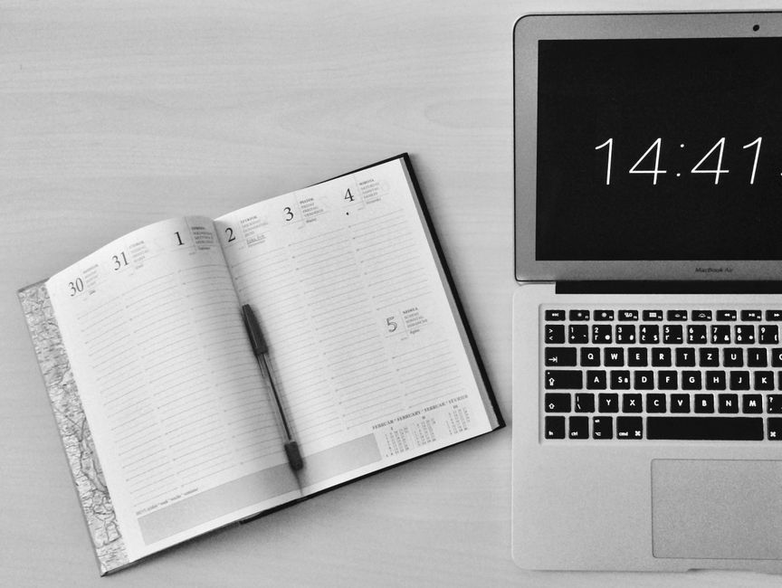 Calendário e relógio para conferir a jornada