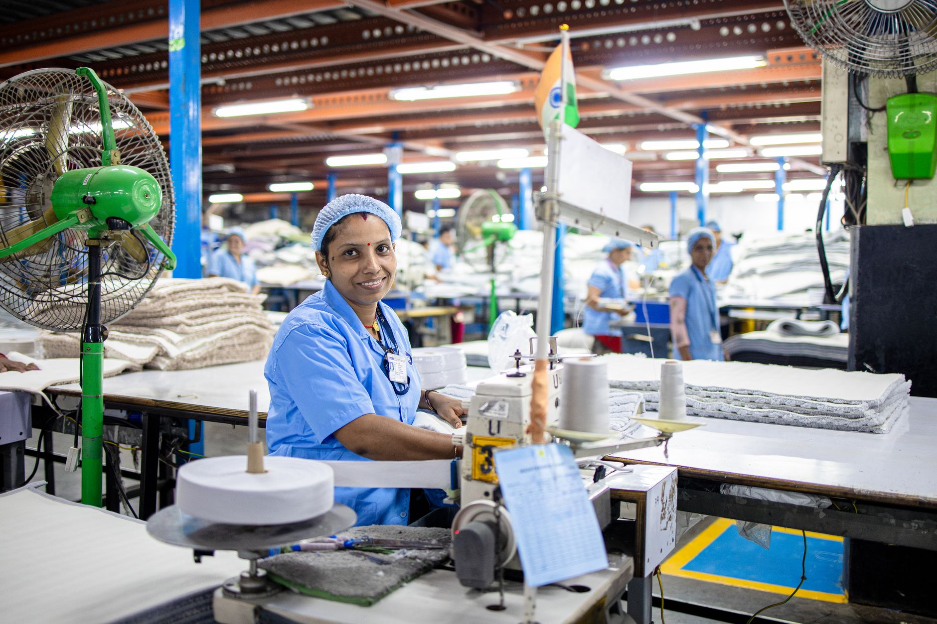 Trabalhadores de fábrica em linha de produção