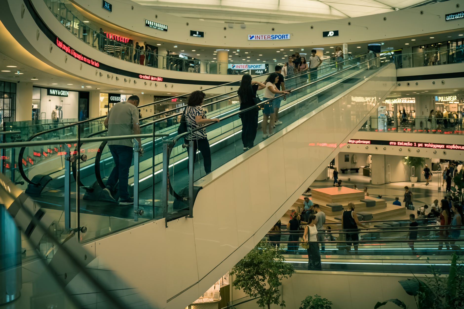 Corredor de shopping com lojas