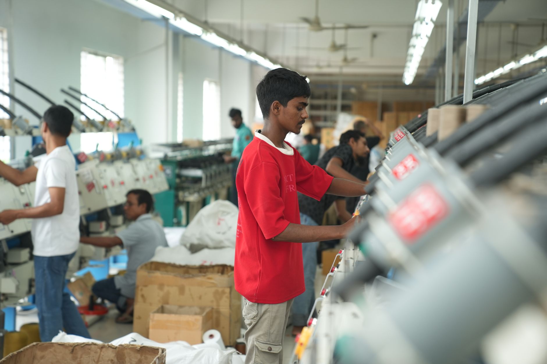 Trabalhadores em turno de fábrica