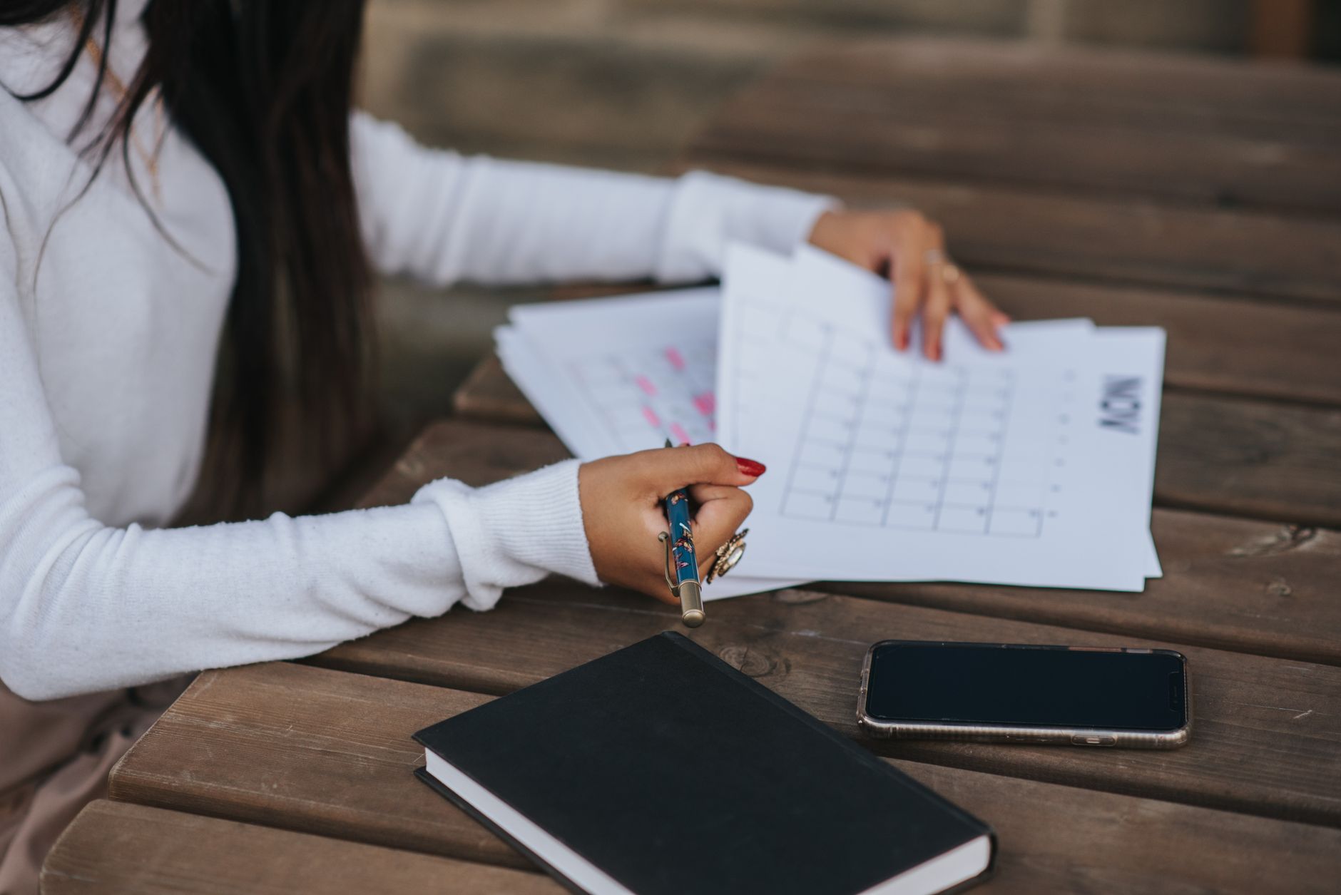 Trabalhador planejando as datas das férias no calendário