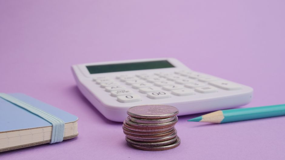 Calculadora e dinheiro representando o saldo do FGTS