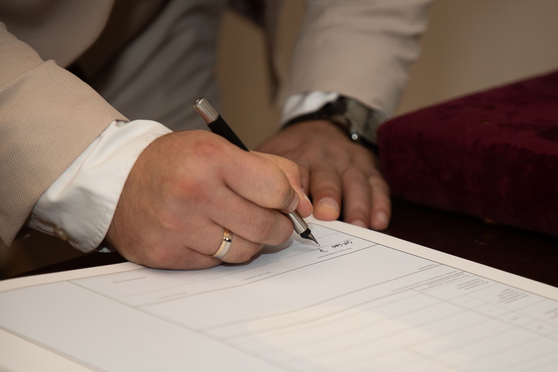Contrato de trabalho sobre a mesa durante conferência de direitos do FGTS