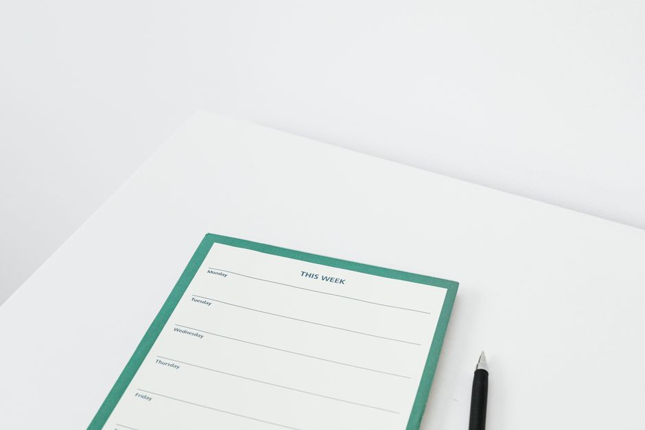Calendário e agenda semanal sobre uma mesa