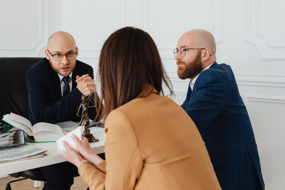 Trabalhador recebendo orientação sobre direitos trabalhistas