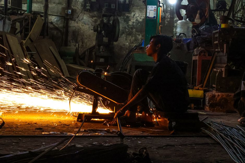 Trabalhador de indústria em turno de trabalho