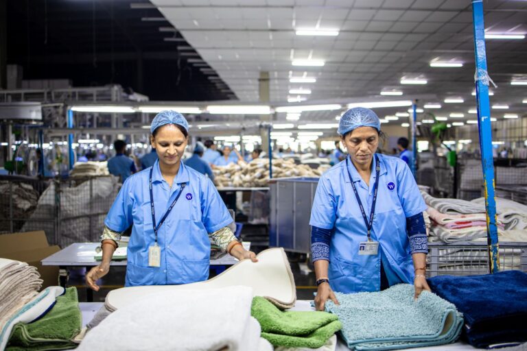Trabalhadores em escala 6x1 em fábrica têxtil