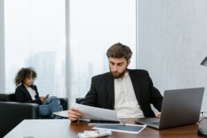 Profissional analisando relatórios financeiros em mesa de escritório