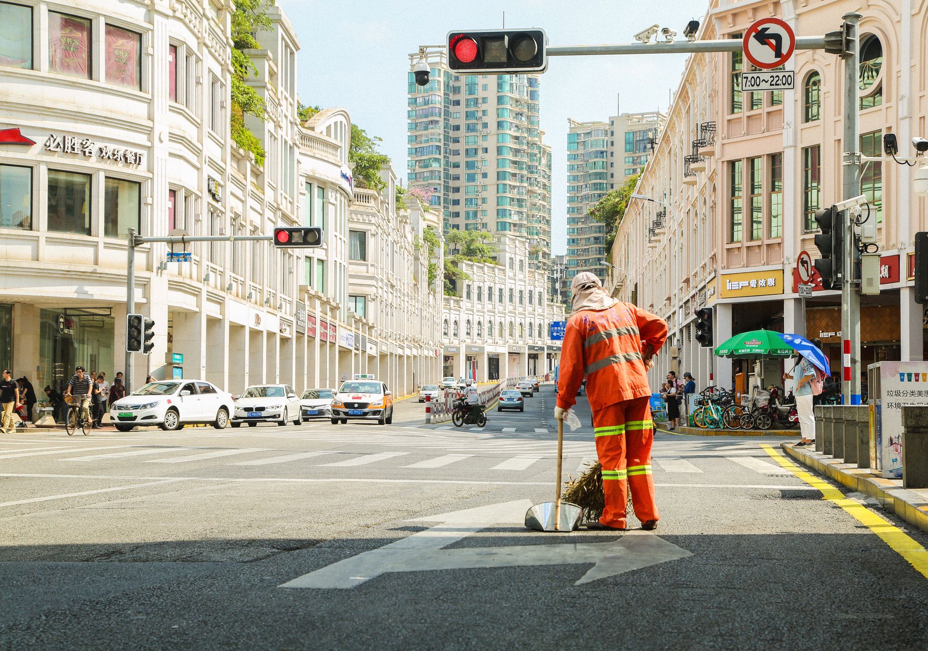 Trabalhador de limpeza urbana em serviço na rua