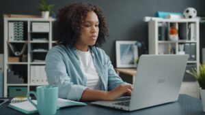Mulher trabalhando em casa com notebook