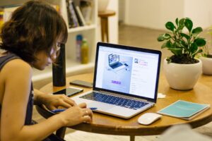 Trabalhador em home office com notebook e conta de energia