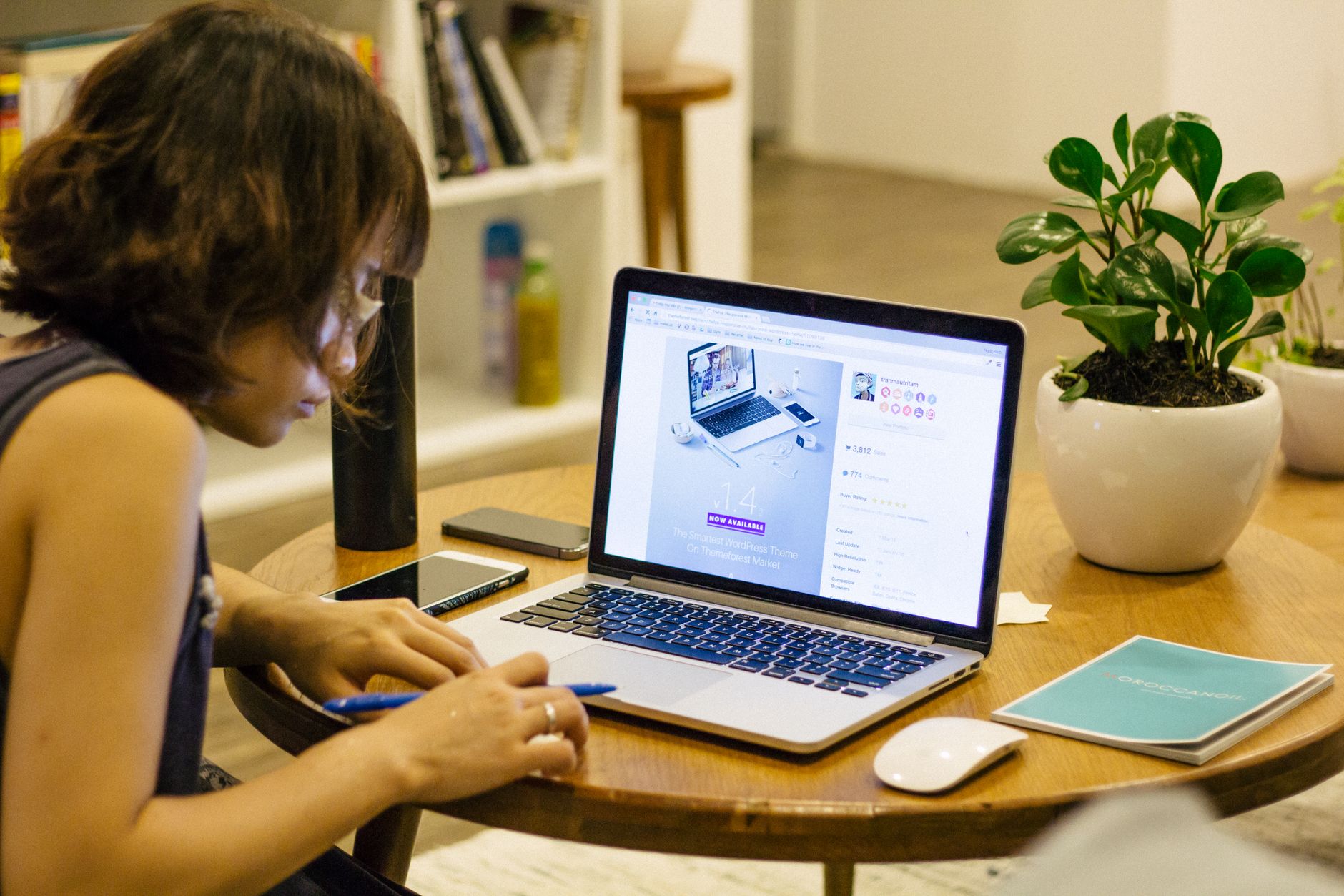 Trabalhador em home office com notebook e conta de energia