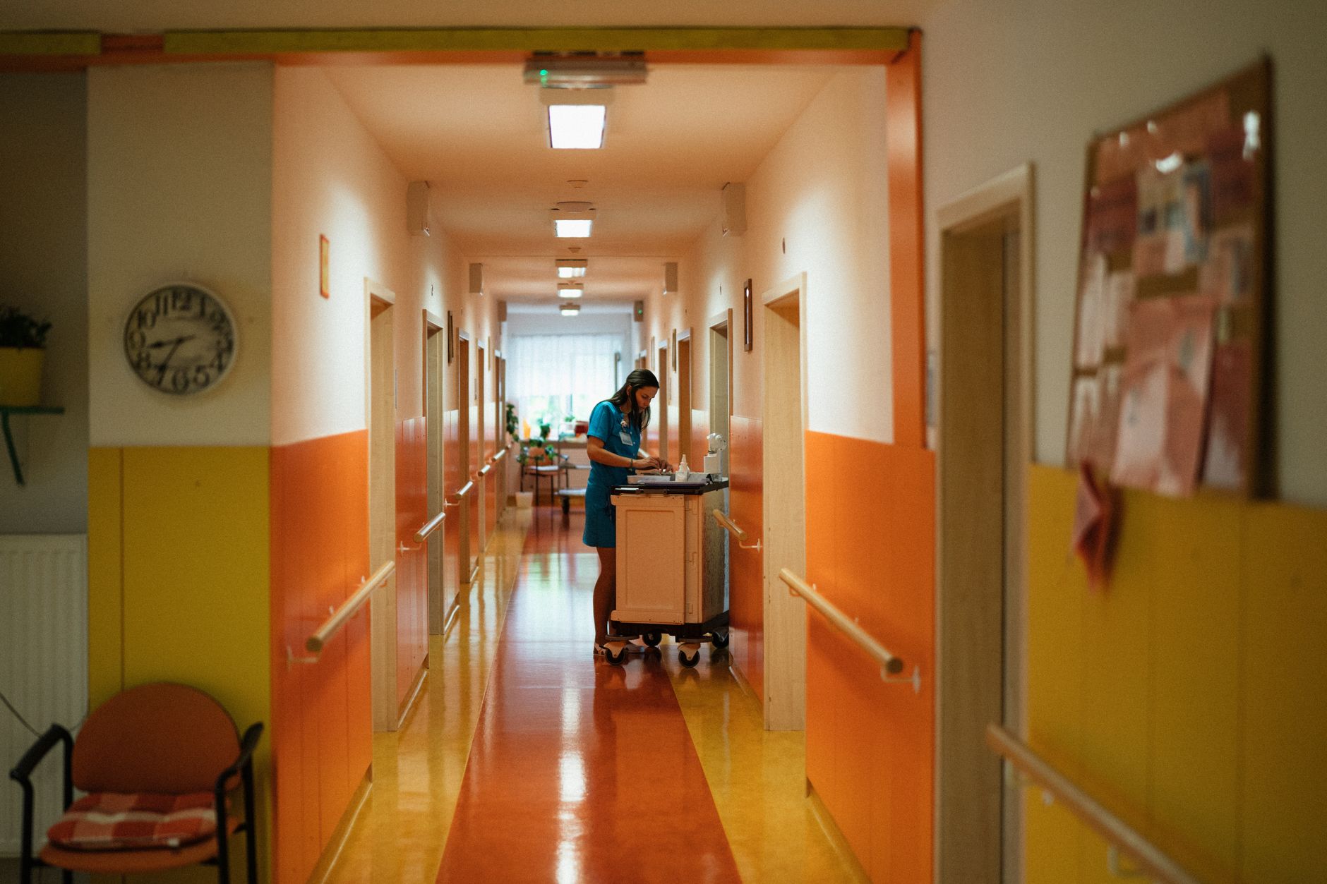 Enfermeira caminhando em corredor de hospital