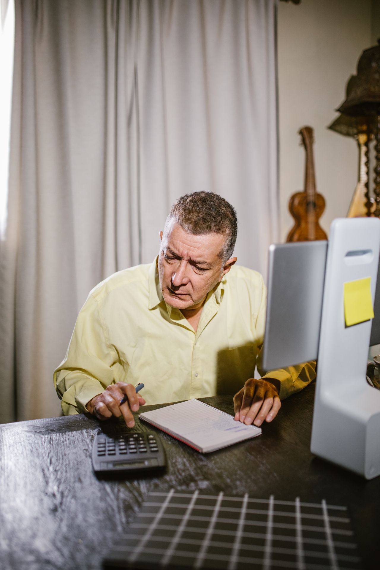 Trabalhador fazendo contas com calculadora e caderno