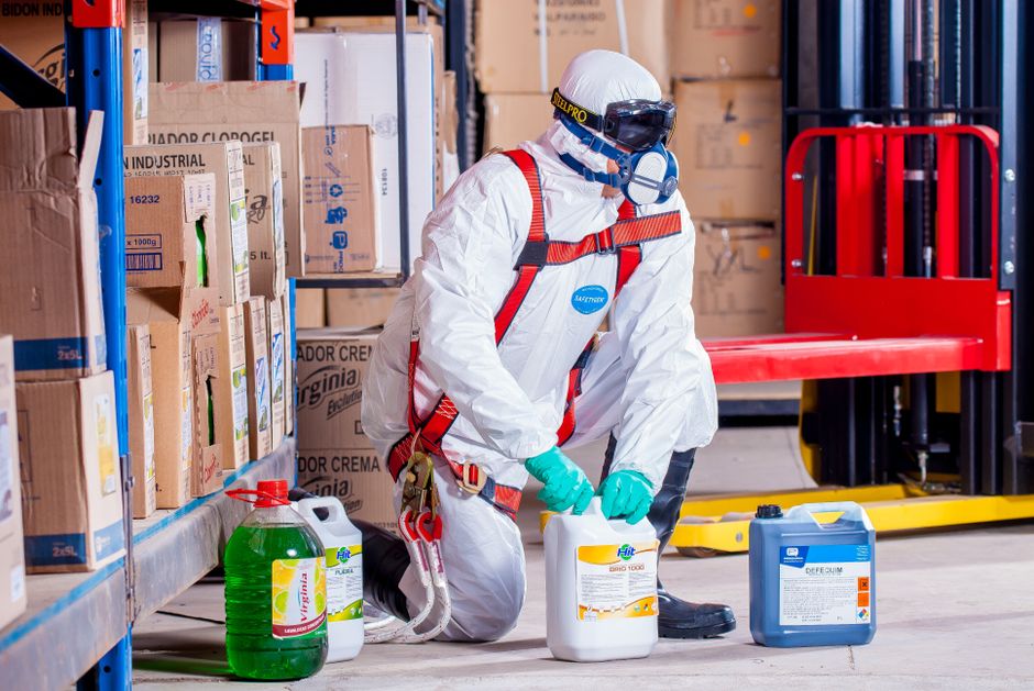 Trabalhador usando máscara de proteção em ambiente com produtos químicos