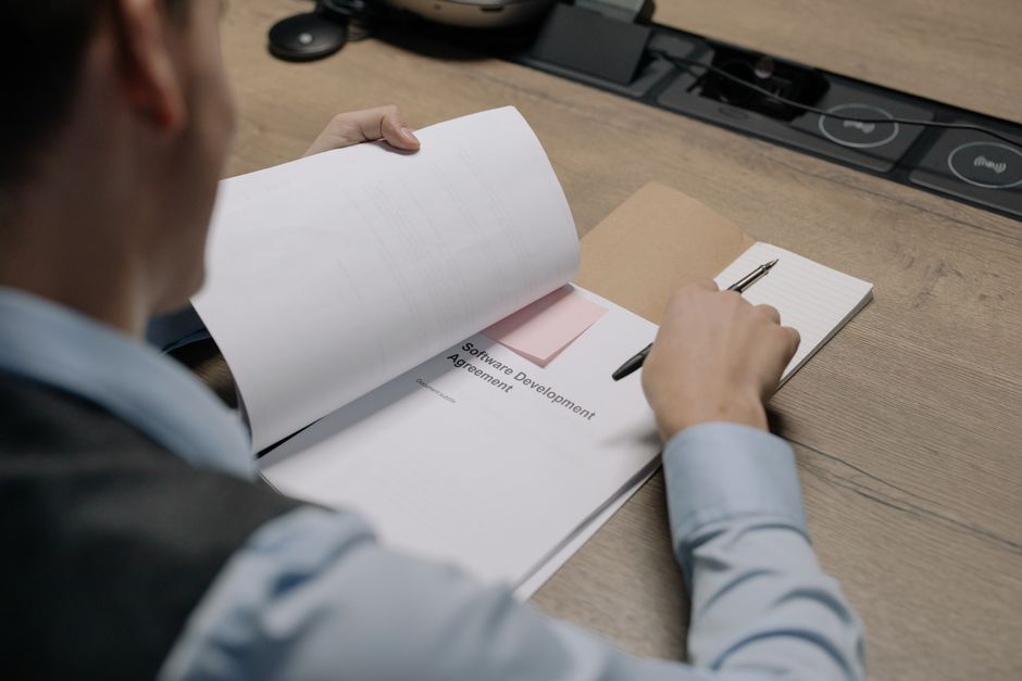 Trabalhador conferindo documentos e contrato de trabalho