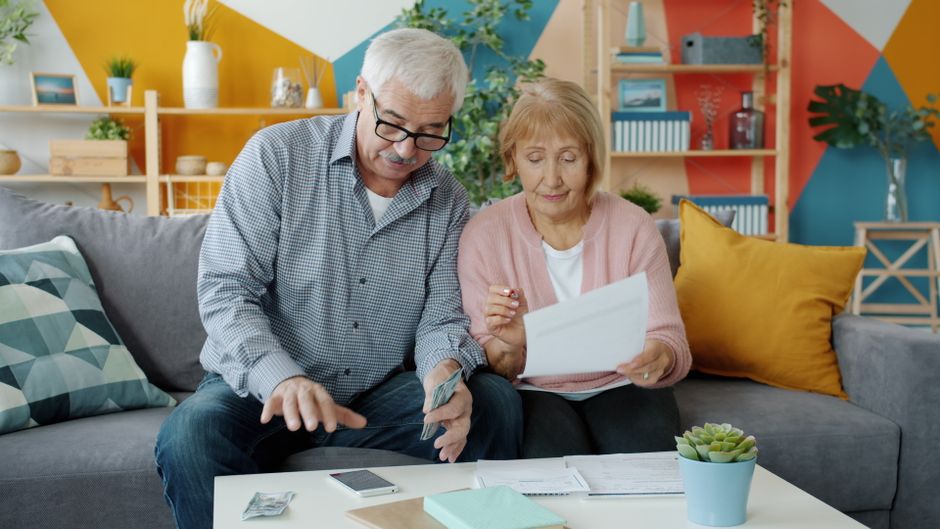 Documentos da Previdência Social sobre a mesa