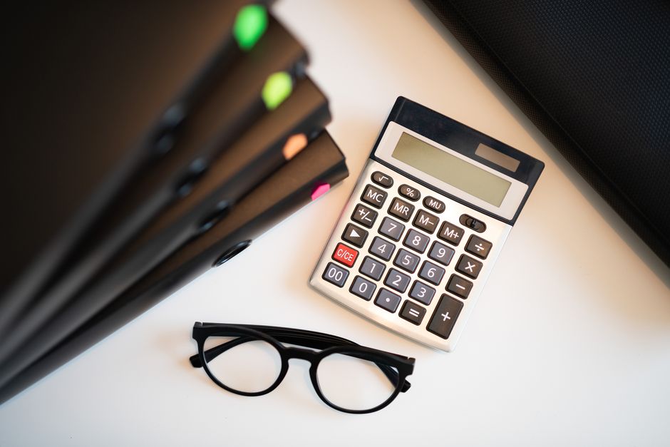 Calculadora e documentos para conferir contribuições