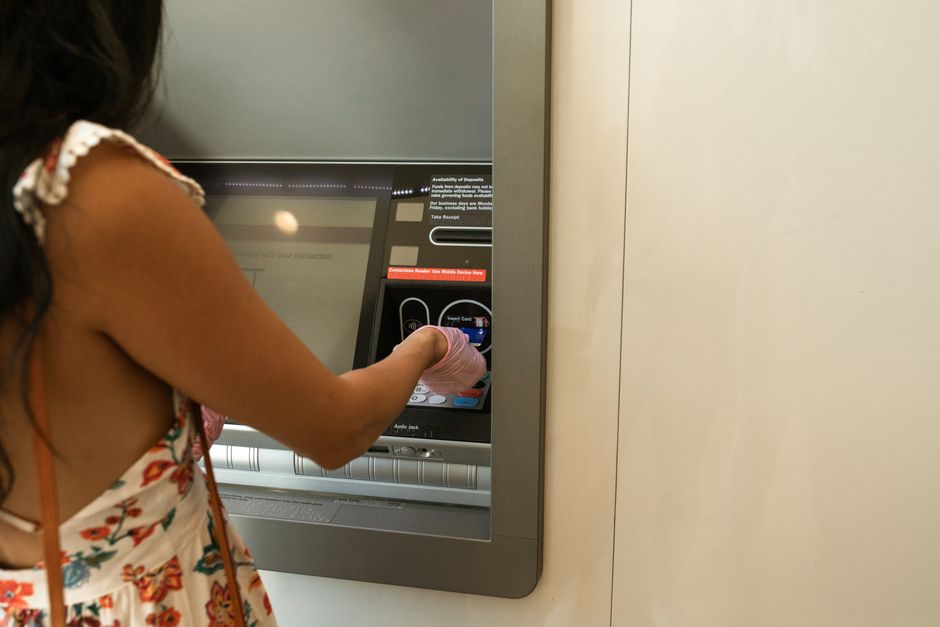 Atendente de banco conversando com cliente no balcão